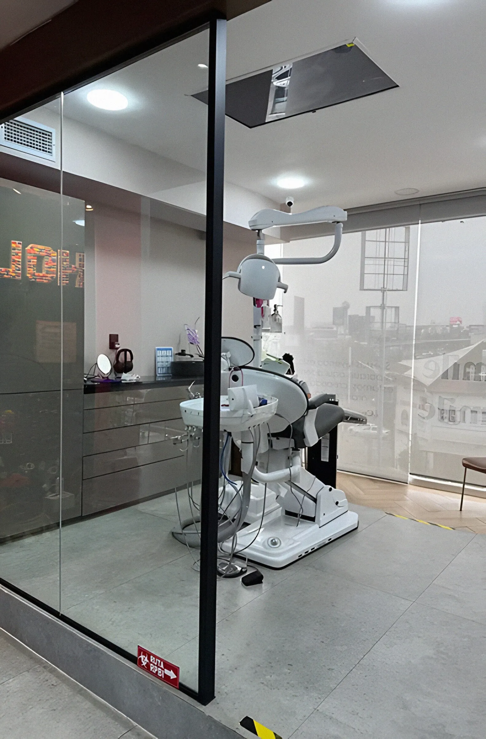 Sillón dental en un consultorio con paredes de vidrio